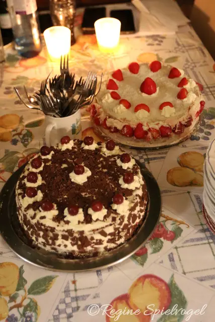 Backstage warteten zwei hausgemachte Torten auf die Laiendarsteller. Für die süße Verlockung sorgte Patricia Donner.