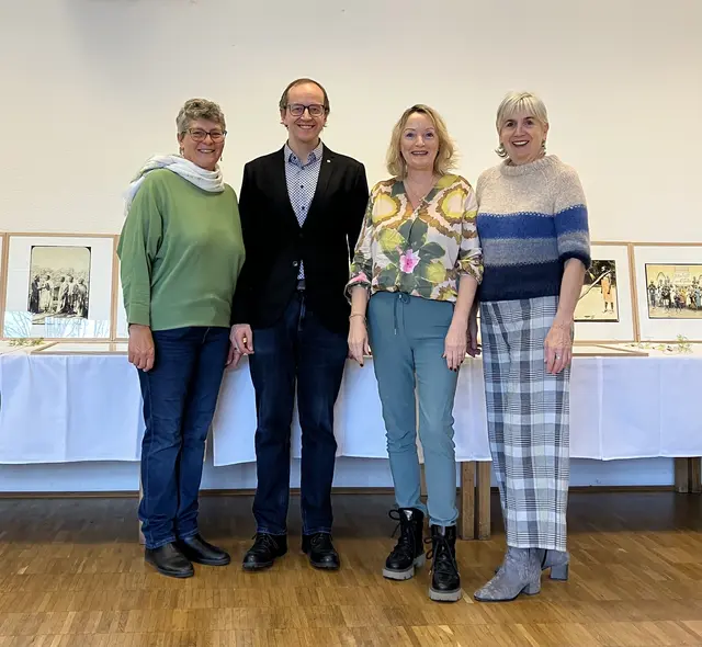 Herzlichen Dank an den Direktor des kbw Salzburg Dr. Andreas G. Weiß für die Schirmherrschaft über diese einzigartige Ausstellung sagen Claudia Acherer (li), Tania Zawadil (Zweite von re) und Elisabeth Höpflinger (ganz re).