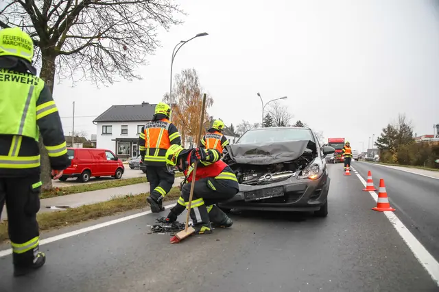 Nach einem Auffahrunfall in Marchtrenk musste die Feuerwehr ausrücken, um die Wiener Straße von Fahrzeugteilen zu säubern. | Foto: laumat.at