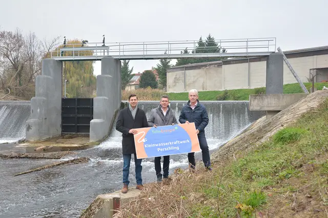 Bürgermeister Peter Eisenschenk mit den beiden Geschäftsführern der TullnEnergie, Robert Gutscher und Johannes Sanda, beim Kraftwerk an der Perschling in Atzenbrugg.
 | Foto: Stadtgemeinde Tulln