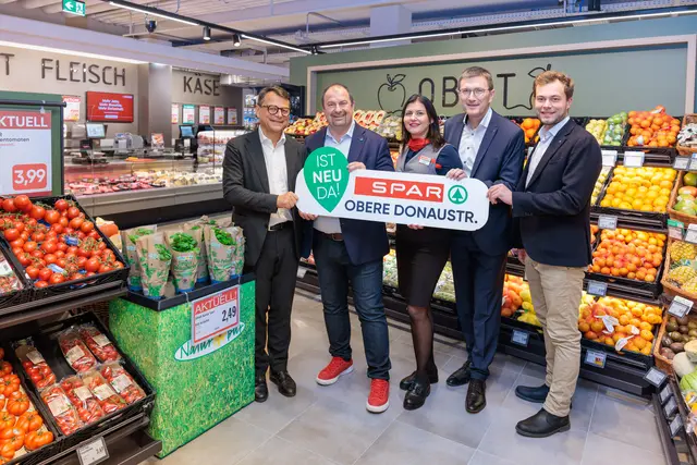 Franz Panwinkler, Bezirksvorsteher Alexander Nikolai, Marktleiterin Danijela Ivanovic, SPAR-Geschäftsführer Alois Huber, Standortentwickler Matthias Gaugl.  | Foto: SPAR/Brunnbauer