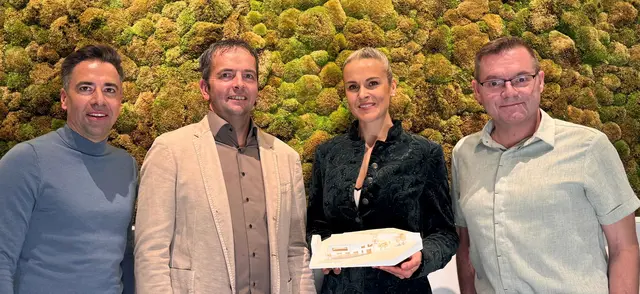 Von links: Stefan Punz (Sonos Architektur), Alois Reithmayr (Bürgermeister, Kaltenberg), Elisabeth Schmidt (KEM, Mühlviertler Alm) und Christian Buchner (Geschäftsführer, Holzbau Buchner). | Foto: Buchner