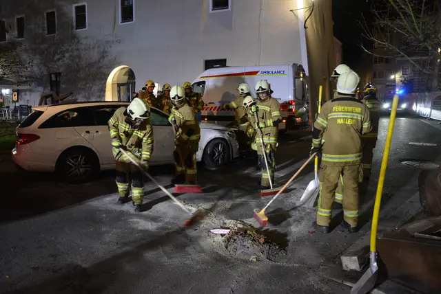 Zum Abschluss wurde die Unfallstelle gereinigt. Die Kräfte der Freiwilligen Feuerwehr Hallein konnten daraufhin wieder einrücken. | Foto: Alexander Hofer/FF Hallein