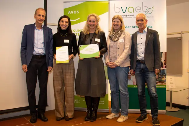 Am Bild (v.l.n.r.): BVAEB-Direktor Dr. Vinzenz Huber, Lehrerin und Gesundheitsreferentin Simona Lafenthaler, Schulleiterin Claudia Hartmann, BEd, Lehrerin und Gesundheitsreferentin Elisabeth Ranggetiner und AVOS-Präsident MR Dr. Holger Förster.  | Foto: AVOS