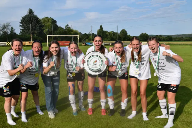 Jubel über den Meistertitel: Torschützin Isabella Gold, Jasmin Pelzmann, Leonie Windisch, Sophia Losonczy, Kapitänin Hannah Schöberl, Torschützin Stephanie Rinnhofer, Lena Anderhuber und Sarah Gabriel | Foto: Michael Strini