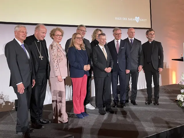 Hochkarätige Festgäste: Institutsratsvorsitzender Reinhard Krepler, Kardinal Christohph Schönborn, NÖ-Landesrätin Christiane Teschl-Hofmeister, Staatssekretärin Ulrike Königsberger-Ludwig, Wiens Stadtrat Peter Hacker, HB-Institutsdirektor Christoph Gisinger, Prinzessin Sophie von und zu Liechtenstein, Festredner Rektor Markus Müller, Institutsdirektor Roland König und Wiens designierter Erzischof Josef Grünwidl feierten mit dem Haus der Barmherzigkeit das 150jährige Bestehen.  | Foto: Karl Ettinger