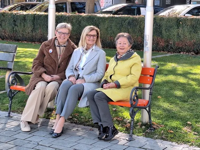 Soroptimist-Bruck-Präsidentin Eva Tomaschek, Bürgermeisterin Susanne Kaltenegger und Soroptimist-Sekretätin Stefanie Ledolter beim „Probesitzen“ auf der Bank. | Foto: Privat