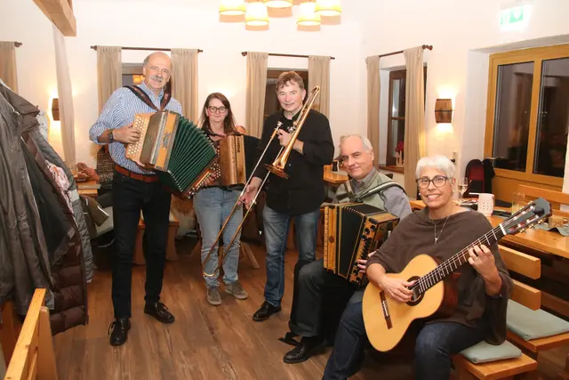 Musi-Stammtisch: Guido Rossbory, Edeltraud Müllner, Sigi Rauscher, Gerhard Fuchs und Patricia Bustos (von links).