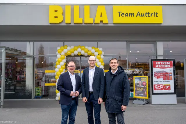 Franz Aigner (Bürgermeister Kirchberg am Wagram), Fabian Auttrit (BILLA Kaufmann) und Alexander Judex (Ortsvorsteher Kirchberg am Wagram) freuen sich, dass der BILLA Markt nun selbständig geführt wird. | Foto: BILLA AG / Robert Harson
