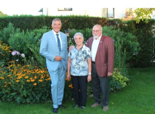 Anlässlich der GOLDENEN HOCHZEIT wurde Herrn und Frau DI Wolfgang und Gabriele HÖFER aus Strasshof von Bürgermeister Ludwig Deltl am 3. September 2025 ein Geschenk der Gemeinde übergeben. | Foto: Strasshof