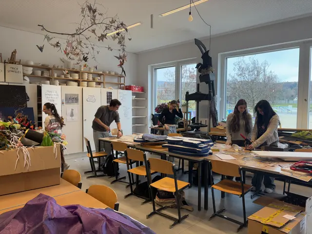 Die Schülerinnen und Schüler des BORG Neulengbach bei den Vorbereitungen für den Schulball am 22.11.2025 | Foto: Lauren Fahrenberger / MeinBezirk