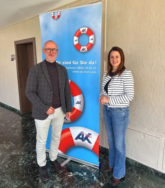 Landesrätin Astrid Mair mit AK-Bezirksstellenleiter Wilfried Kollreider. | Foto: VP Tirol