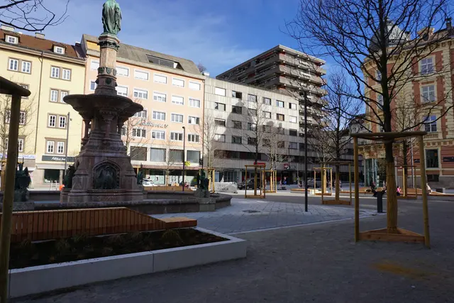 Gleditischien, Sitzmöglichkeiten und weißer Pflaster. Der Bozner Platz präsentiert sich mit Ende 2025 in neuem Stil. | Foto: Jan Thönnessen