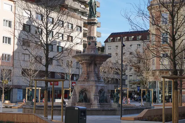31 neue Gleditischien sollen für mehr Schatten und Abkühlung im Sommer auf dem Bozner Platz sorgen. | Foto: Jan Thönnessen