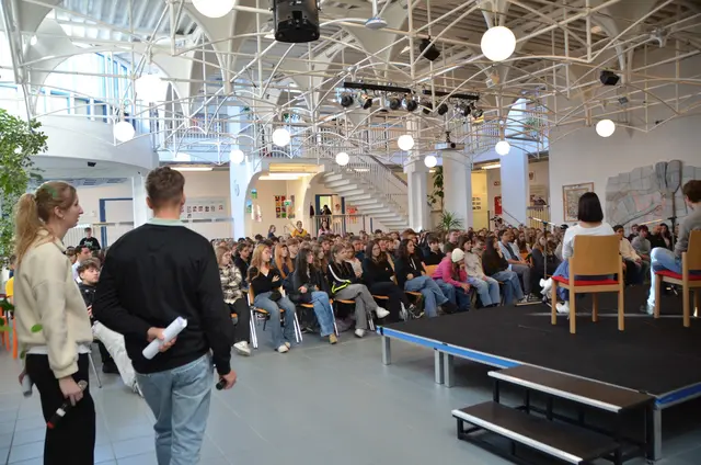 Die Schülerinnen und Schüler des BORG Birkfelds versammelten sich in der Aula, um den Absolventinnen und Absolventen zuzuhören. | Foto: BORG Birkfeld