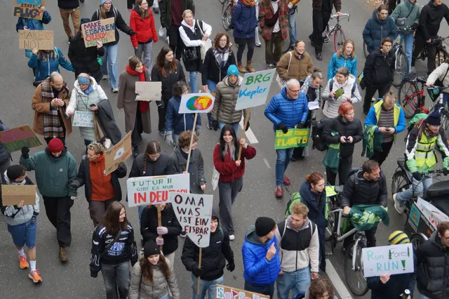 Rund 300 Menschen demonstrierten am Freitag gemeinsam für das Klima. MeinBezirk war dabei und hat sich mit den Aktivistinnen und Aktivisten von Fridays for Future darüber unterhalten, wie sich die Bewegung entwickelt. | Foto: Fridays for Future Graz