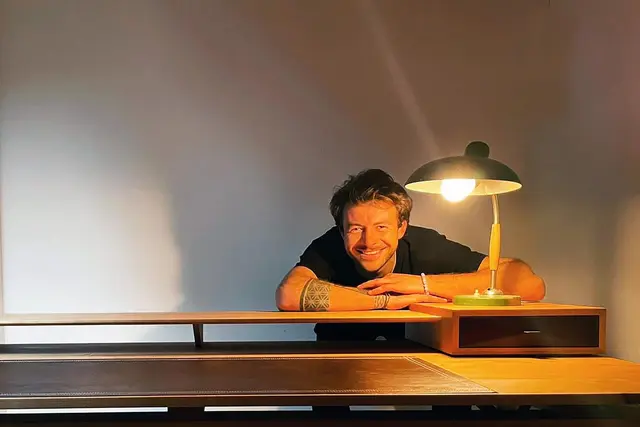 Der Tischler Manuel Moser aus dem Lungau punktete mit seinem "eleganten" Schreibtisch „Zarter Kirschkern“. | Foto: c) Manuel Moser