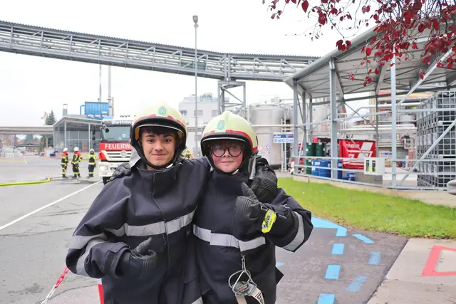 Für die beiden Jungfeuerwehrmänner Lukas und Luca von der FF Wundschuh war es die erste Großstabsübung in ihrer Feuerwehr-Karriere. Auch dafür gebührt der Dank an die Firma allnex, die es dem Feuerwehrnachwuchs ermöglicht, Erfahrungen für den Ernstfall zu sammeln. Die beiden Jungfeuerwehrmänner engagieren sich seit über drei Jahren bei der Feuerwehr, auch dafür ist ihnen der Dank der Bevölkerung gewiss.  | Foto: Edith Ertl