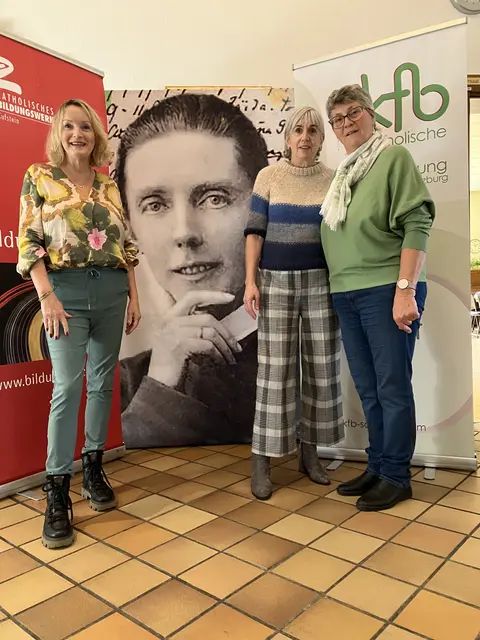 Team Ausstellung Maria Theresia Ledóchowska in der Pfarre Kufstein-Sparchen: Ordensfrau, Unternehmerin und Kämpferin gegen die Sklaverei! Vlnr Tania Zawadil, Elisabeth Höpflinger und Claudia Acherer!