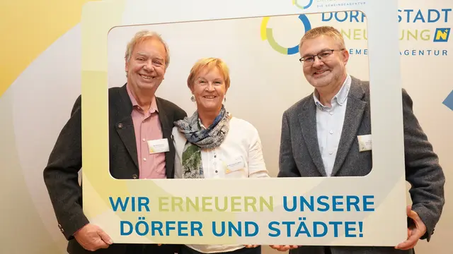 Obmann Manfred Holzbach, Andrea Holzbach-Mathé und gf. GR E&amp;UGR Klaus Steininger                                | Foto: © Dorf- &amp; Stadterneuerung