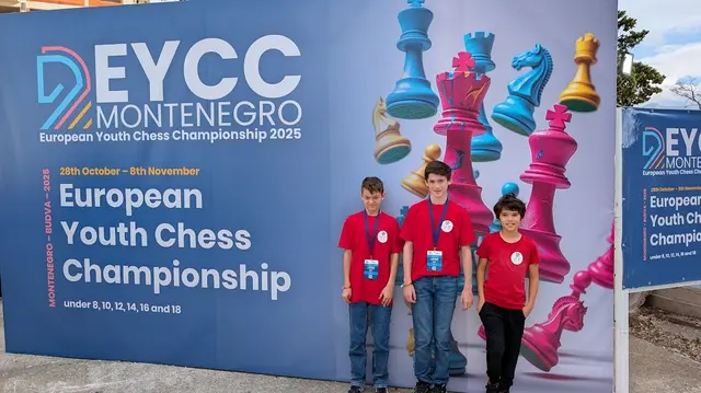 Die St. Valentiner Jungs posieren vorm EM-Plakat. | Foto: Thomas Pollak