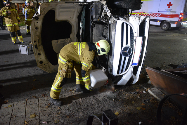 Ein Pkw lag nach einer Kollision mit einem Blumentrog seitlich auf der Fahrbahn.  | Foto: Alexander Hofer/FF Hallein