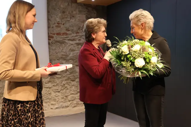 Als Dankeschön gab's Blumen und ein Buch über Wiener Neustadt. | Foto: Schauer