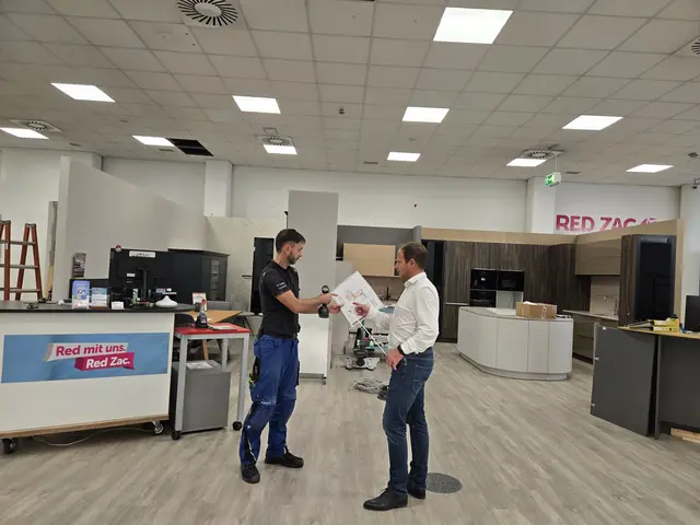 Geschäftsführer Harald Stenico (re.) bespricht mit EWR Mitarbeiter Robert Szima die Umbauarbeiten. | Foto: Red Zac eWelt Reutte