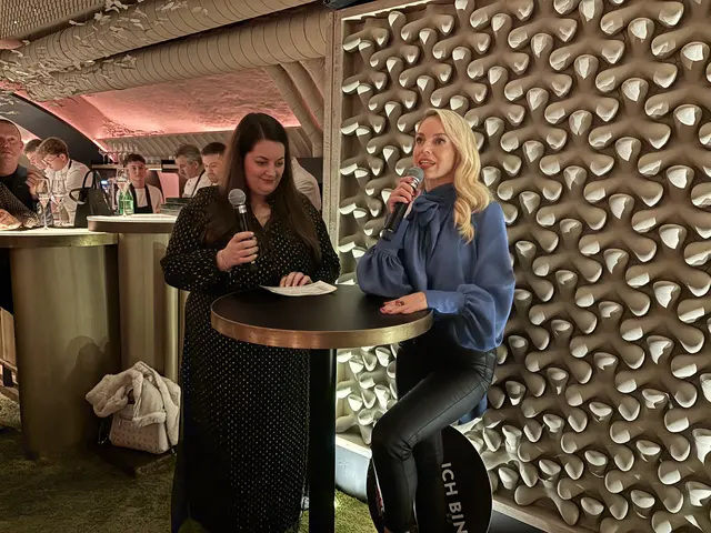 Im Mittelpunkt stand der Impulsvortrag von Silvia Schneider (r.). | Foto: Raphael Mühlbacher/MeinBezirk