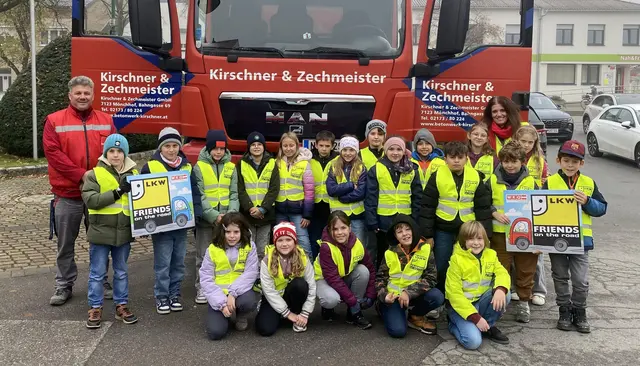 Lkw-Fahrer Peter Pollreis und Klassenlehrerin Michaela Pfeller mit den Kindern der 3. Klasse der Volksschule Halbturn. | Foto: WKB