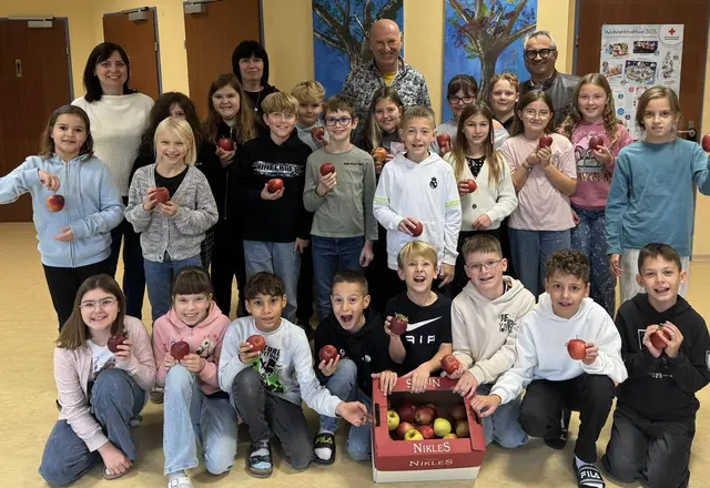 Frische Äpfel gab es auch für die Schülerinnen und Schüler der Volksschule Kohfidisch. | Foto: Norbert Sulyok