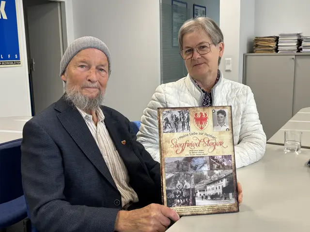 Siegfried Steger mit Sonja Oberarzbacher und das neue Werk.