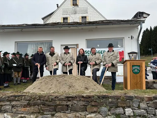 Vor ziemlich genau einem Jahr gab es den Spatenstich für das Multifunktionsgebäude. | Foto: Almer