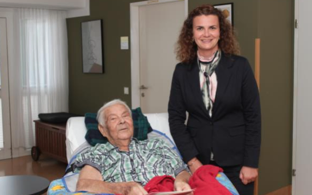 Anlässlich des 90. Geburtstages wurde Herrn Imrich SUROVIC aus Strasshof von Vizebürgermeisterin Julia Neidhart-Hermann am 23. September 2025 ein Geschenk der Gemeinde übergeben. | Foto: Strasshof