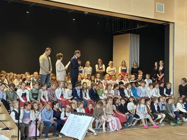 Landeshauptmann-Stellvertreter Martin Gruber überbrachte den Kindern eine besondere Freude - Eis aus Kappel am Krappfeld wurde versprochen  | Foto: MeinBezirk.at/Astrid Siebert