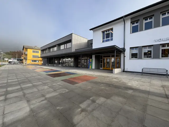 "Kunst am Bau" - der regenbogenfarbige Teppich konnte auch durch eine Förderung umgesetzt werden. | Foto: MeinBezirk.at/Astrid Siebert