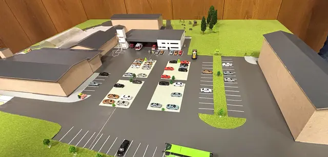 Modell: Kulturhaus, Schule/Kindergarten (li.), neues Gebäude (Mi.), Parkflächen, re. Fairhotel. | Foto: Nikolaus Kogler