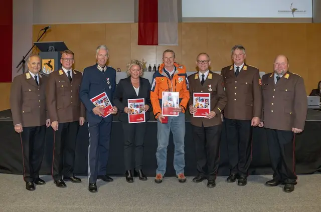 Am Freitag, dem 24. Oktober 2025, lud der Feuerwehrbezirk Lungau zahlreiche Ehrengäste sowie die Kommandanten der Feuerwehren des Bezirkes zu einem feierlichen Ehrungsfestakt in die Großsporthalle Tamsweg ein. Etliche Persönlichkeiten wurden gewürdigt, einige davon sind hier am Foto abgebildet. | Foto: KWER