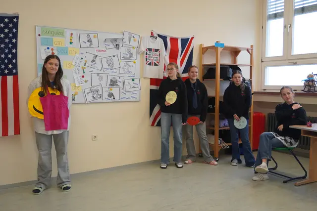 Die Englischklasse hat ein kurzes Theaterstück geprobt, welches sie den Gästen vorführten. | Foto: Jennifer Flechl