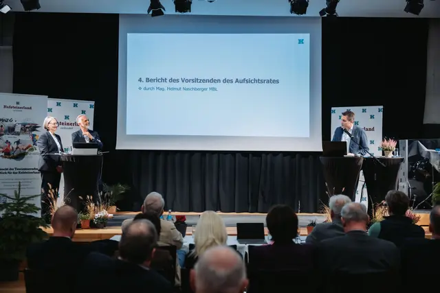 Bericht des TVB-Aufsichtsratsvorsitzenden Helmut Naschberger. 

Fotograf: Thorben Jureczko für PR-Agentur WEISS PR &amp; MEDIA www.weiss-pr.at | Foto: © TVB Kufsteinerland / Thorben Jureczko