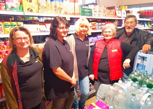 Belinda Müllner, Petra Knor, Sonja Unger mit den GEschäftsbetreibern Elvira und Remigius Eder.