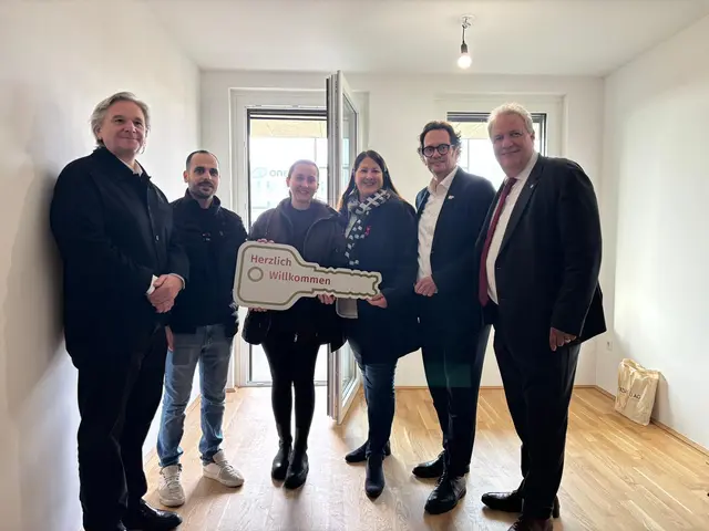 (v.l.): Hannes Stangl, Vorstandsvorsitzender-Stellvertreter der Sozialbau AG, zwei der neuen Bewohnerinen und Bewohner, Wohnbaustadträtin Kathrin Gaál (SPÖ), Bezirksvorsteher Markus Reiter (Grüne) und Michael Gehbauer, Geschäftsführer WBV-GPA. | Foto: Pia Rotter/MeinBezirk