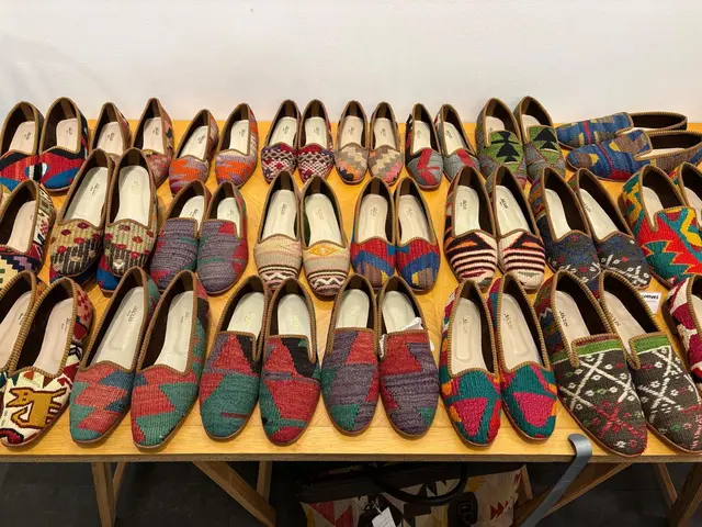 Teile der Schuhe sind aus türkischen Wandteppichen gefertigt.  | Foto: Mayer-Heinisch