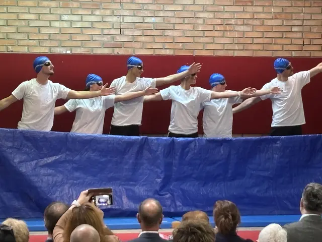 Der Ideenreichtum für den Festakt zum 50-jährigen Bestehen der Mittelschule Neudau kannte keinge Grenzen - sogar "Synchornschwimmen" brachte man auf die Bühne | Foto: MeinBezirk/Christian Zechner