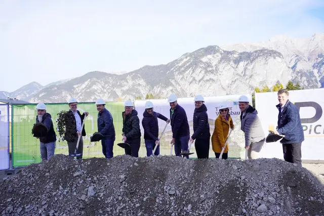 Gleich zwei Highlights des Wohnbaus wurden in Götzens gefeiert. Im Bild der Spatenstich am Brunnenfeld.  | Foto: AMG