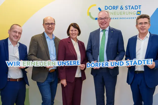 Geschäftsführer der Dorf- und Stadterneuerung Johannes Wischenbart, Gemeindebund-Präs. Johannes Pressl, Obfrau Maria Forstner, LH-Stv. Stephan Pernkopf und Bürgermeister von Tulln und Gastgeber Peter Eisenschenk. | Foto: Josef Bollwein