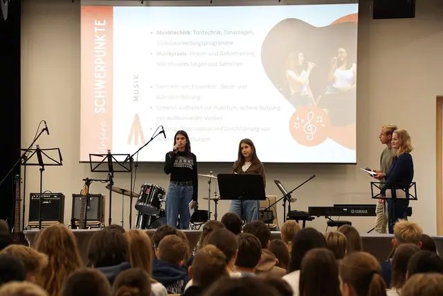  Schülerinnen und Schüler der siebten Klasse des BG/BRG Gleisdorf präsentierten ihre Schwerpunkte. | Foto: BG/BRG Gleisdorf