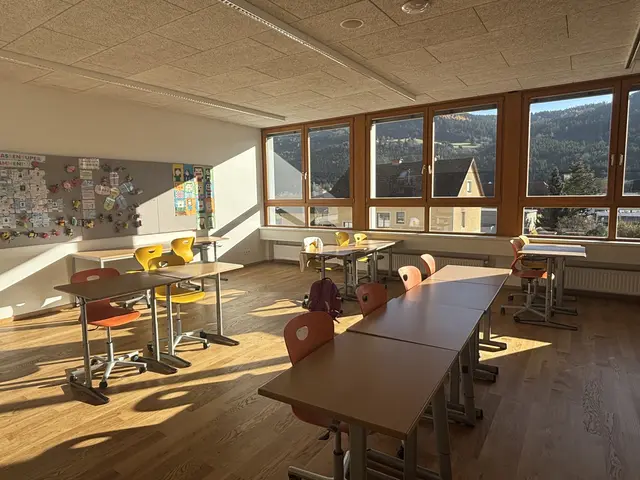 Im unteren Stock befindet sich die Volksschule, im oberen die Mittelschule: Hell und freundlich lautet die Devise. | Foto: MeinBezirk/Katja Pagitz