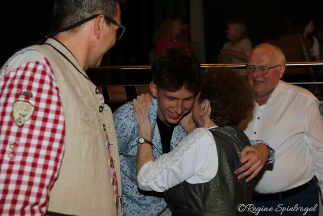 Besonders stolz waren Hertha und Adolf Maier, sie sahen ihren Enkel Manuel als Bauernsohn Xaver zum erstenmal auf der Bühne. Nach gelungener Premiere gab es für den Jungschauspieler viele Umarmungen von den freudig überraschten Großeltern.