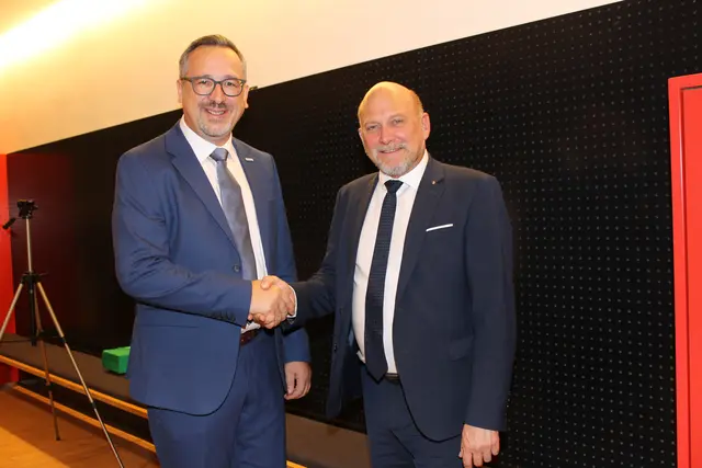 Bürgermeister Christoph Meisinger (l.) wurde von Bezirkshauptmann Ferdinand Watschinger angelobt. | Foto: MeinBezirk/Gernot Fohler